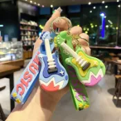 【新款】卡通創意吉他吊飾 娃娃機鑰匙扣批發 女生可愛包包鑰匙圈 機車矽膠鑰匙鏈 時尚背包掛飾 情侶公仔禮物