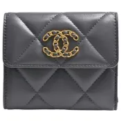 CHANEL 19系列經典金屬雙C LOGO菱格紋小羊皮三折短夾(灰色)