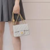 CHANEL Mini Coco 新款山茶花調節釦小羊皮翻蓋斜背包 / Mini 金球方胖(淺水藍 17CM)