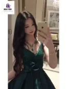 漢服小築軒 晚禮服 矝貴孔雀 早期千金風緞面墨綠色蕾絲拼接V領收腰大裙擺氣質小禮裙