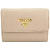 【PRADA 普拉達】Saffiano 金屬字母防刮牛皮釦式三折中夾 短夾-粉膚色