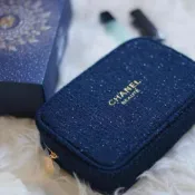 【全新現貨】chanel香奈兒美妝2025聖誕限定贈品🎄璀璨星辰｜山茶花羊絨毛呢化妝包 藍色化妝包
