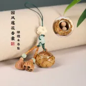 鏤空香囊球 香囊吊墜 香丸球 木蓮花綠檀木雕可愛鏤空香囊蓮蓬空心鑰匙扣手機掛件同款鏤空球【宜家良品百貨】