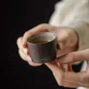 貝貝⭐日式侘寂風輕奢小茶杯 黑加侖紫枯木茶杯50ml手工粗陶窯變品茗杯 陶瓷防燙聞香杯客杯復古黑陶中式茶盞功夫茶具茶道品
