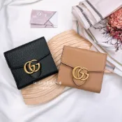 頌霏精品代購🇺🇸台灣現貨 GUCCI 新款 金屬LOGO 信封 兩折短夾