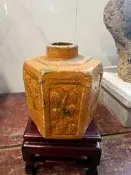 清末民國時期石灣窯黃釉猹葉罐，全品，尺寸小巧，形制文雅，呈六棱狀，開窗模印錵鳥紋飾，日用置案頭，趣味倍增，把玩-2