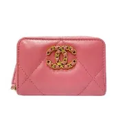 【CHANEL 香奈兒】AP0949 經典金鍊LOGO菱格紋小羊皮短夾(粉色)