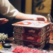 🔥免運🔥日韓料理創意陶瓷餐具手繪鰻魚飯盒正方帶蓋點心盤壽司刺身烤肉盤