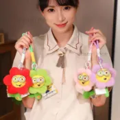 全館免運🌹小小兵 小小兵吊飾 神偷奶爸 限定款周邊 卡通小黃人太陽花掛件 毛絨公仔 學生書包 掛飾 鑰匙扣 新款