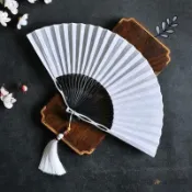 🔥【UMI】古典金屬骨架鐵扇子 鋁合金折扇男霸氣白色流蘇 古風山河令道具手扇 堅固耐用質感工藝 表演裝飾送禮自用 輕巧好