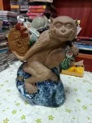 石灣陶瓷石灣公仔 財源廣進 生肖猴擺件，陶瓷藝術大師 霍蘭 作品，全品無磕碰。尺寸26*18。品相如圖。