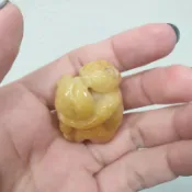 天然緬甸玉A貨-O0310-蜜糖黃猴抱桃小擺件長33.3mm寬28.8mm厚20.8mm💰售價2500元