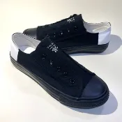 Pinkoi 代購 - 無鞋帶設計好輕鬆♪ 磨邊設計展現可愛風格的雙色懶人鞋 (黑色 x 消光白) 22.5〜24.5cm 防潑水加工