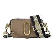 【MARC JACOBS】MARC JACOBS  Snapshot金字LOGO防刮牛皮拼色雙層拉鍊斜背相機包(法國灰x褐x白)
