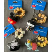 現貨 日本東京Disney 迪士尼 爆米花桶鑰匙圈  米奇蒸汽船 米奇爆米花桶 小飛象 黑色爆米花桶 吊飾鑰匙圈