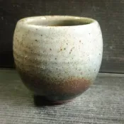手握杯