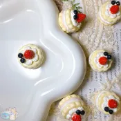 「梅里貓 現貨」 訂製款 立體 仿真 藍莓草莓奶油蛋糕 草莓 藍莓 蛋糕「一顆」 奶油膠 樹脂 DIY 配件