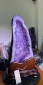 🔥塔山鎮守・鈦金共生紫水晶洞🔥 內凹洞深｜火型能量｜藏風納財首選