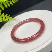 高品質 鴿血紅草莓晶手鐲 56MM 冰透爆閃圓條紅水晶手環 甜美魅力