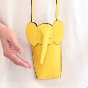 LOEWE 羅威 Elephant Pocket 經典大象造型小牛皮斜背釦式手機包.黃