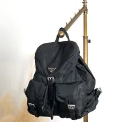 【日本直送 名牌中古包】PRADA 普拉達 後背包 黑色 三角標誌 前方釦飾 尼龍 雙口袋 登山包 mkvbvj