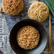 食在福-重量級鍋燒意麵/雞絲（附湯頭調味包）(一粒80-85公克)(產地台灣)(保存期限6個月)