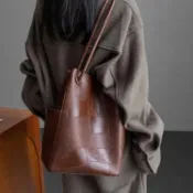 LeeLee單肩大容量紅色托特包包女士2026新款新娘結婚包拼接鱷魚皮水桶包