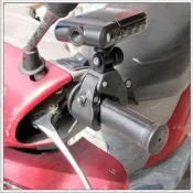 機車用大虎鉗車架 行車記錄器車架 適合行車記錄器及數位相機 摩托車相機車架 夾架在車頭把手  /D7