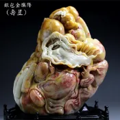 ( 壽星 )~頂級大師工藝【正宗 福州壽山石 銀包金旗降石 壽星 擺件】(巧色巧雕)高端收藏。石質通靈~不議價！