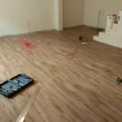 回響小舖 【加厚耐磨】PVC地板 塑膠地板 地板革 地板膠 靜音地板 防水防潮 免膠自黏 耐磨防刮 家用商用 無甲醛 易清潔 卷材地板