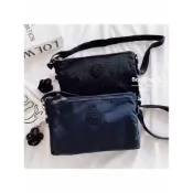 (店+)【KIPLING】Kipling 經典色難得下殺 黑/深藍 猩猩 輕量 尼龍 側背 斜背 包包 側背包 Mikaela