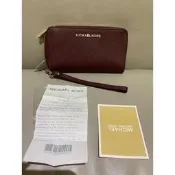 ☆╮HSUAN@蝦貨╭ ☆ 全新 Michael Kors 酒紅色 MK防刮十字紋 ㄇ字型長夾 手拿包（限高雄面交）