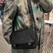 美國outlet代購 coach 小牛皮經典男用斜背包公事包郵差包～防刮老花塗層