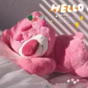⚡️🇹🇼出貨限時出清⚡️【草莓熊抱枕】帶香味/熊抱哥娃娃女生睡覺抱枕/可愛抱枕/抱枕/辦公室小物/趴睡枕/告白/禮物