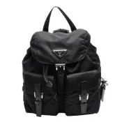 PRADA 普拉達 經典Saffiano三角LOGO雙口袋穿釦束口尼龍後背包(黑色)