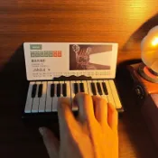 🎹25鍵可攜鋼琴檯曆｜周董五月天周邊掛歷 🗓️演唱會日曆 ✨歌迷收藏首選 25鍵可挎包鋼琴檯曆 周董五月天林俊傑臺歷