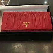 出清）PRADA 經典NAPPA GAUFRE抓皺羊皮雙釦長夾 台北市