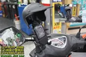{板橋侑新車業}五匹MWUPP專業摩托車架 甲殼 後照鏡款 防震版 無線充電 遮陽帽