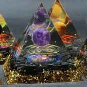 KS--1322-6CM-水晶球金字塔擺件 樹脂包裹碎石鋼圈金箔金字塔擺件