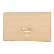 【PRADA 普拉達】經典浮雕三角LOGO皮革格紋多卡對折中夾(沙色)