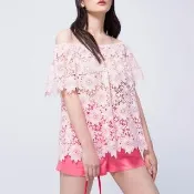 【iROO】一字領蕾絲女人設計短袖上衣