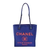【CHANEL 香奈兒】經典雙C LOGO Deauville藤織帆布銀鍊手提/肩背包(展示品-藍/螢光橘色)