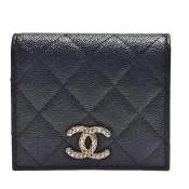 【CHANEL 香奈兒】經典網格雙C LOGO菱格粒紋牛皮暗釦短夾(黑/桃紅色AP3185C-BLK-GP)