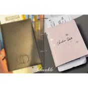 💕Adorable💕【DIOR BEAUTY】迪奧香氛組合兌換禮🎩曠野之心藍黑皮革壓印護照夾/🩷花漾甜心粉嫩幸運星護照套