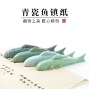 協貿國際日用品生活館 創意青瓷鎮尺陶瓷魚形學生初學者寫毛筆字壓紙器筆架筆擱文房四寶書法國畫擺件中國風文鎮鎮紙用品套裝