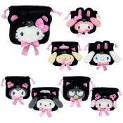 (店+)【SANRIO 三麗鷗】三麗鷗 黑色動物系列 造型絨毛束口袋-KITTY美樂蒂布丁狗大耳狗庫洛米帕恰狗酷企鵝小綿羊彼安諾-收納袋 禮物袋-正版
