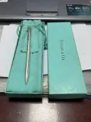 Tiffany蒂芙尼925純銀圓珠筆蒂芙尼925純銀圓珠筆，配湖藍色琺琅彩筆環美產，筆品相如圖，有輕微正常使用毛痕，