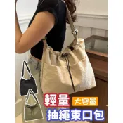 (店+)🌟全館現貨❤️愛卡樂賣場❤️A24 抽繩束口斜背包 托特包 包包 單肩包 大容量 斜跨包 水桶包 水餃包