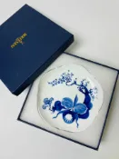 古瓷堂日本回流瓷器 梅森Meissen水墨蘭花甜品盤 青花瓷禮盒 東方韻味賞盤架 雅緻釉色18.5cm圓潤花苞設計 咖啡杯盤組 台灣熱銷