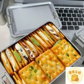 🔥零食優選  【贈大鐵盒】臺灣風味 香蔥牛軋夾心餅幹 牛軋餅幹 休閑解饞小吃